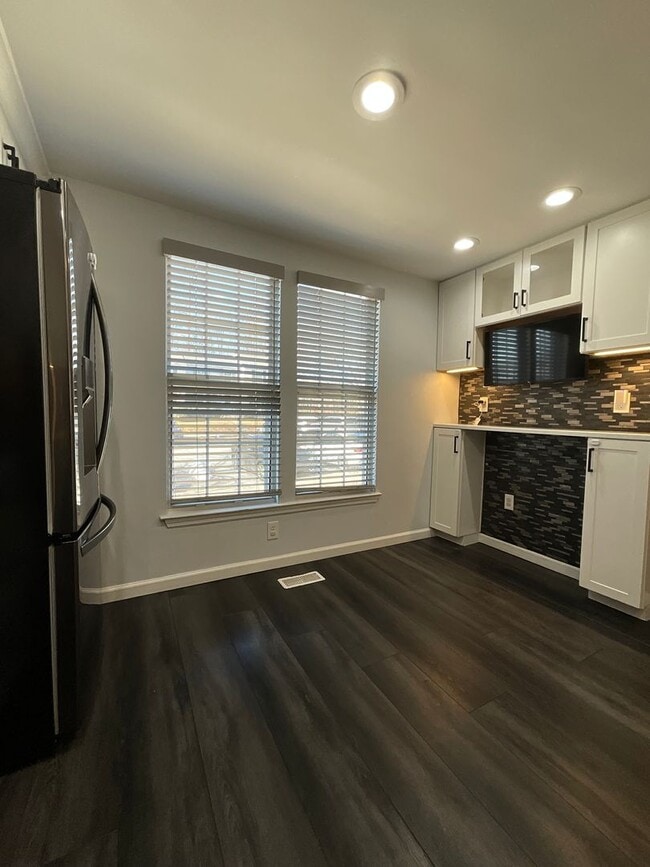 Building Photo - Beautiful 2BR 2BA 3 level townhome located in the Bowling Brook Farms Community