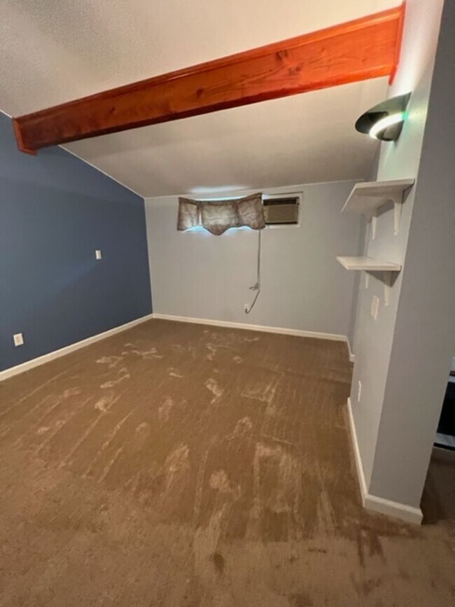 Building Photo - 3BD 2BA 2CAR Garage Townhouse located in L...