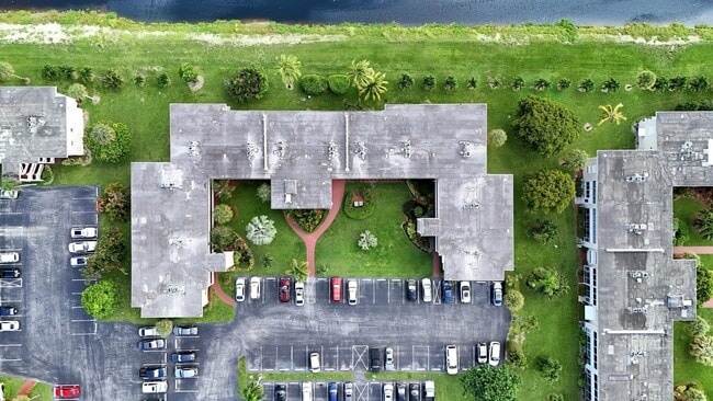 Building Photo - 2812 Garden Dr S