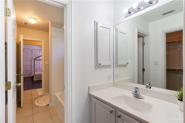 Building Photo - 31 El Jardin St