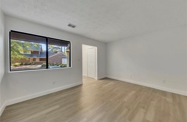 Building Photo - Renovated townhome in Great Alpharetta location