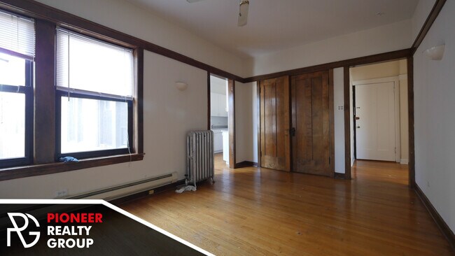 Building Photo - 812 W Waveland Ave