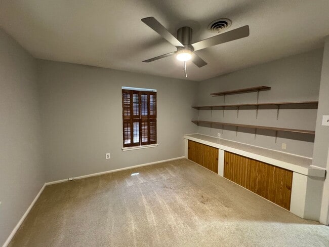 Building Photo - 2113 La Porte Dr