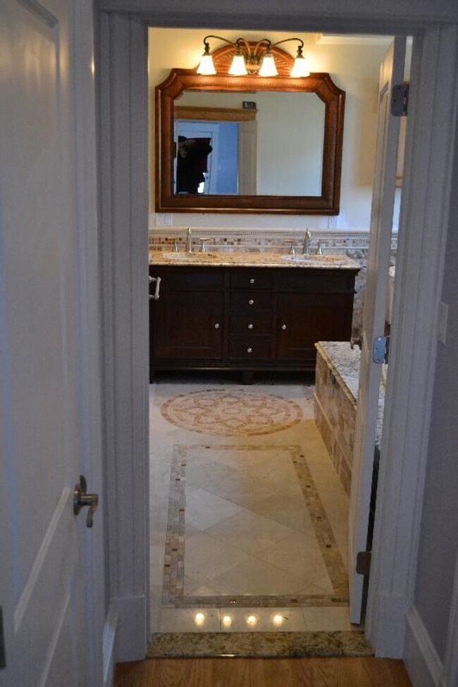 Building Photo - No Brokers Fee, No Security Deposit, Luxury Finishes, Sauna, Central Heat/AC, In-Unit Washer and ...