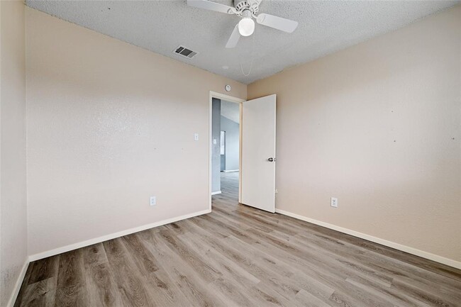 Building Photo - 2100 Balsam Way