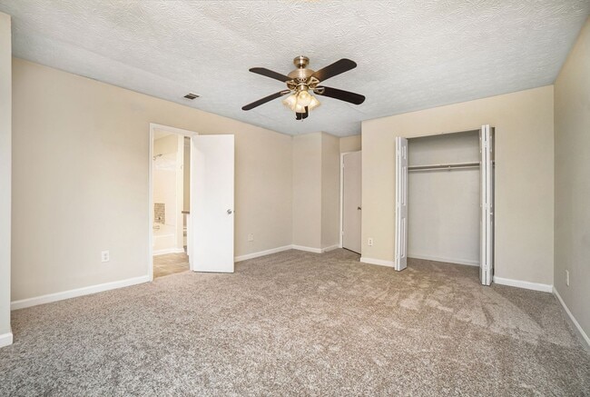 Building Photo - 3 Bedroom 2 Bath in Stone Mountain