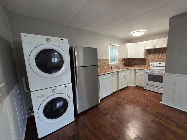 Building Photo - Live in Red Bank!