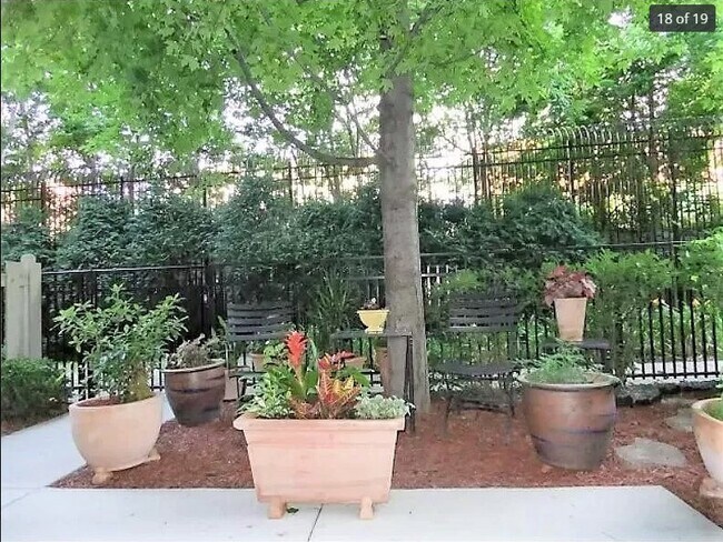 Building Photo - 1151 W 15th St