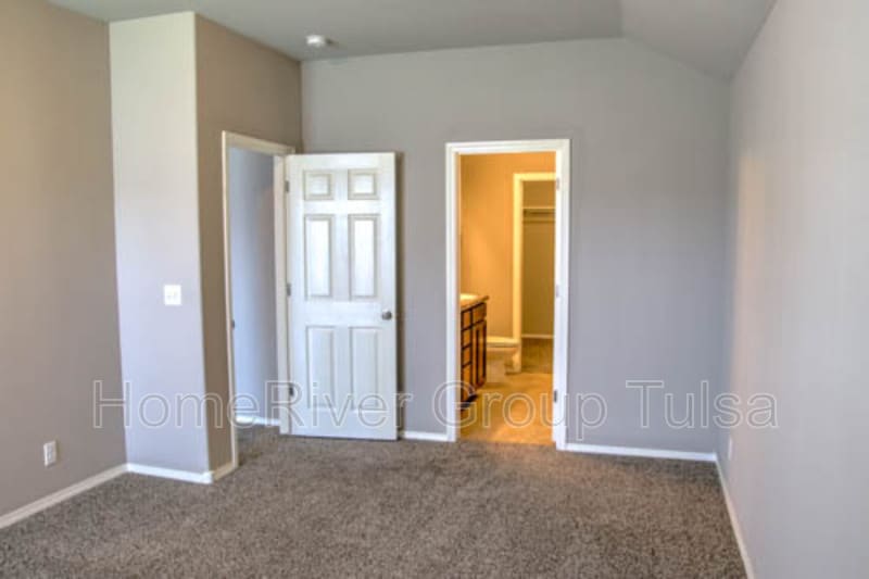 Building Photo - 5878 E 148th St S
