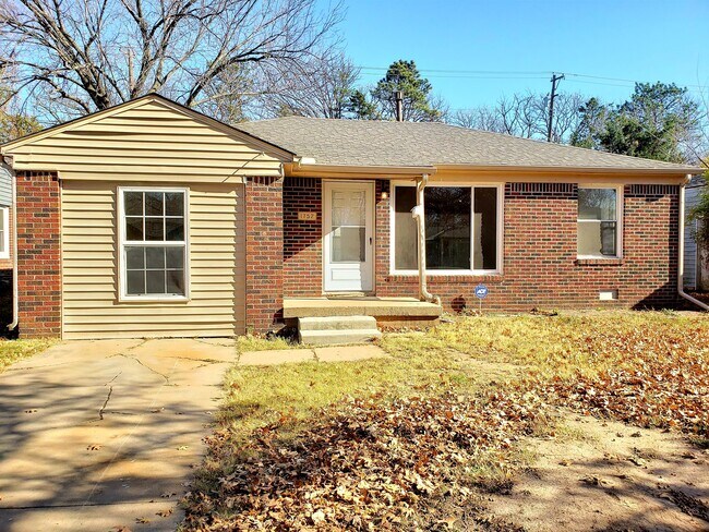 Building Photo - 1752 N Old Manor Rd