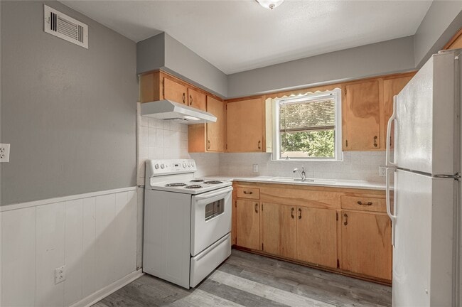 Building Photo - 818 University Ave