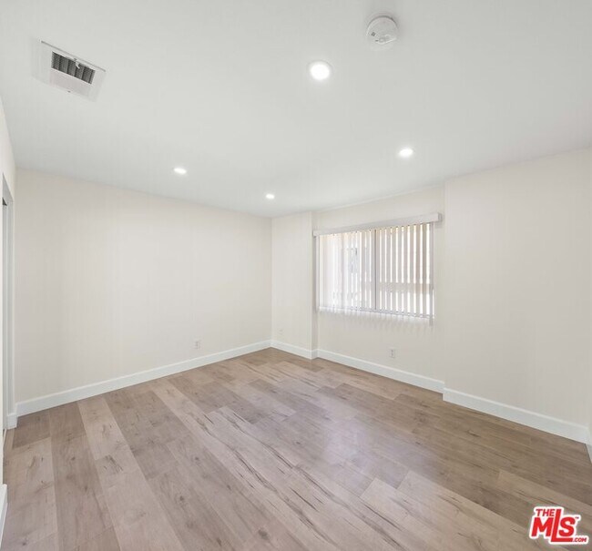 Building Photo - 14112 Delano St