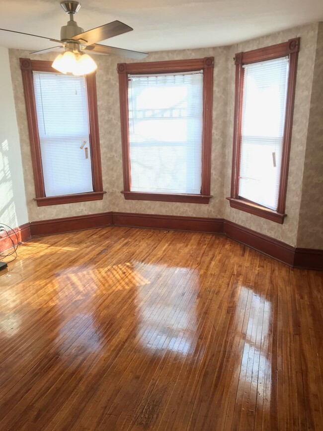 Building Photo - 7 bedroom House near Hamline
