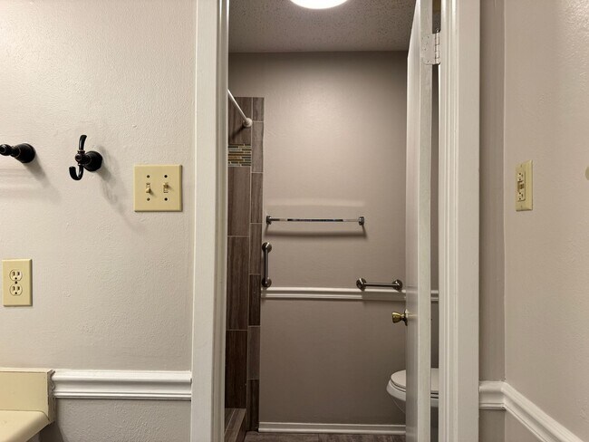 Building Photo - 400 South Town #105 - 2 bedroom Condo -POO...