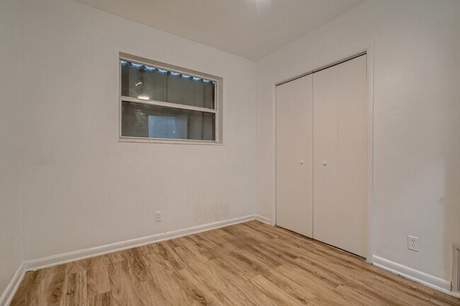 Building Photo - 2730 SW 17th St