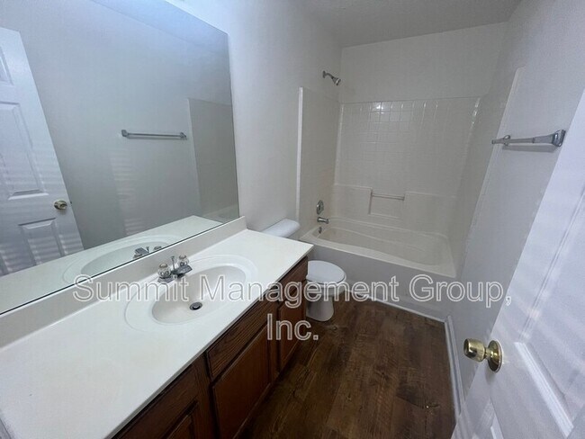 Building Photo - 2810 Lakeside Cir