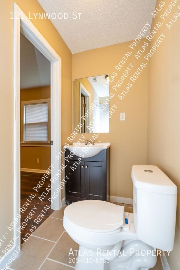 Building Photo - 121 Linwood St