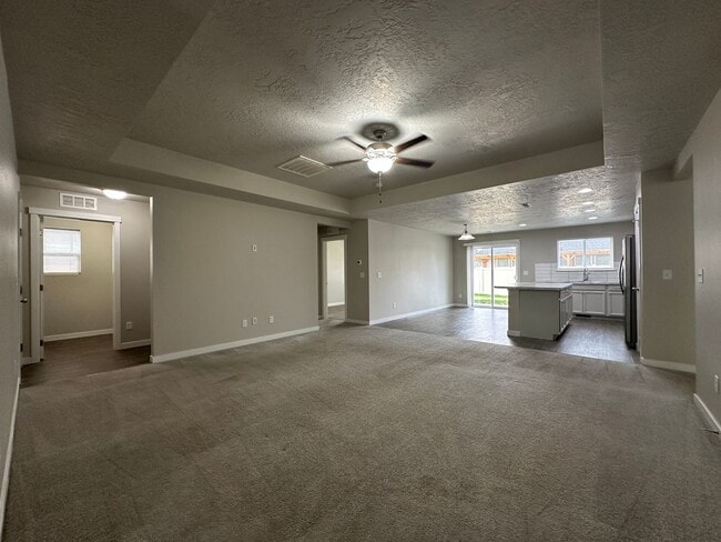Building Photo - 3bed, 2bath, 1452sq.ft. 2-car garage home ...