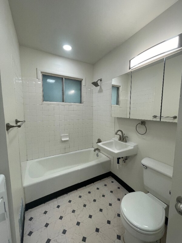 Building Photo - 2405 Tamarac Dr