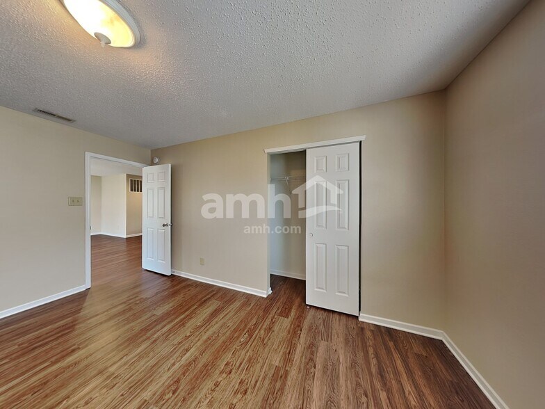 Building Photo - 870 Streamside Dr
