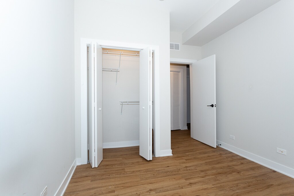 Building Photo - 659 W Wrightwood Ave