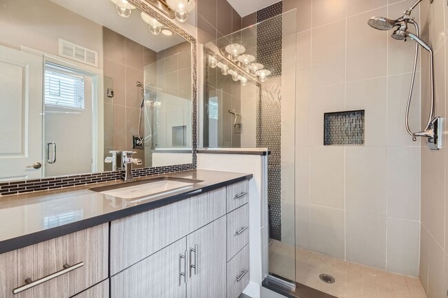 Building Photo - Urban Living - 4 Bedroom Jefferson Park Home Near Mile High Stadium