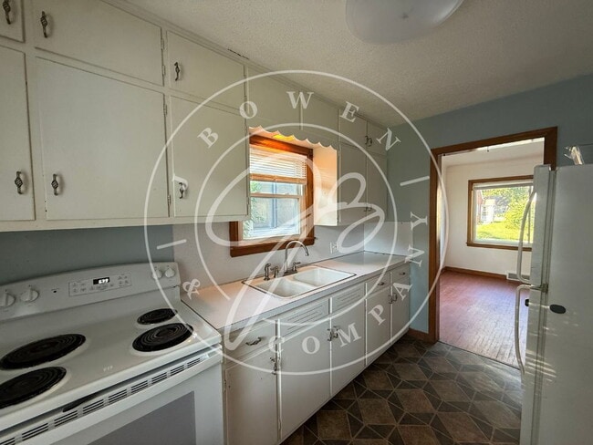 Building Photo - Close to University of Toledo 4 bedroom 2 bathroom home.