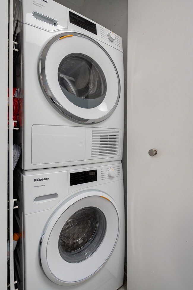 Building Photo - 2389 N Wayne Ave