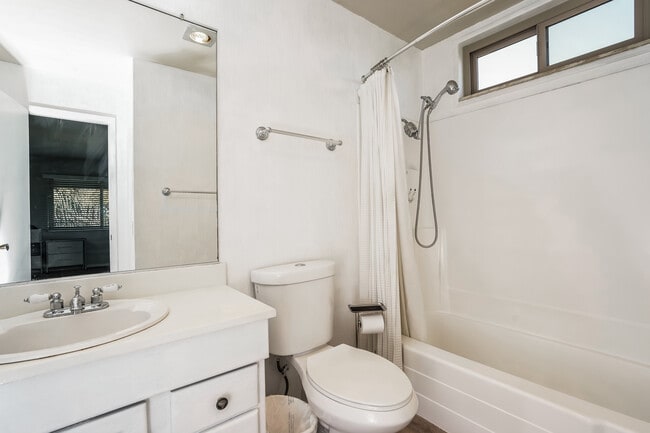 Building Photo - 2530 Clairemont Dr