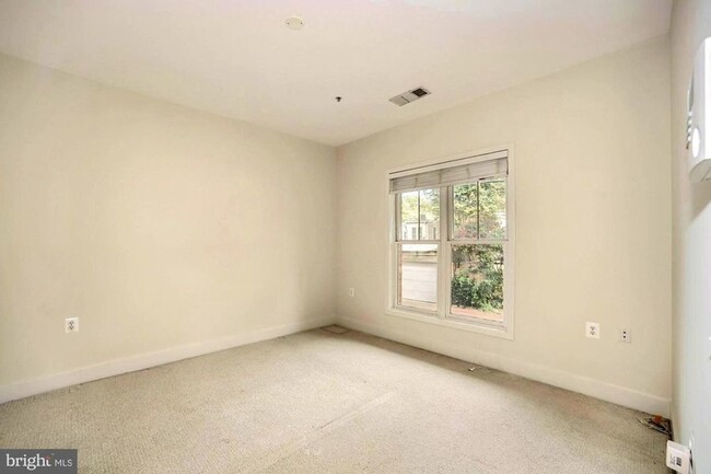 Building Photo - Spacious + Bright 2 Bedroom w/ Parking and...