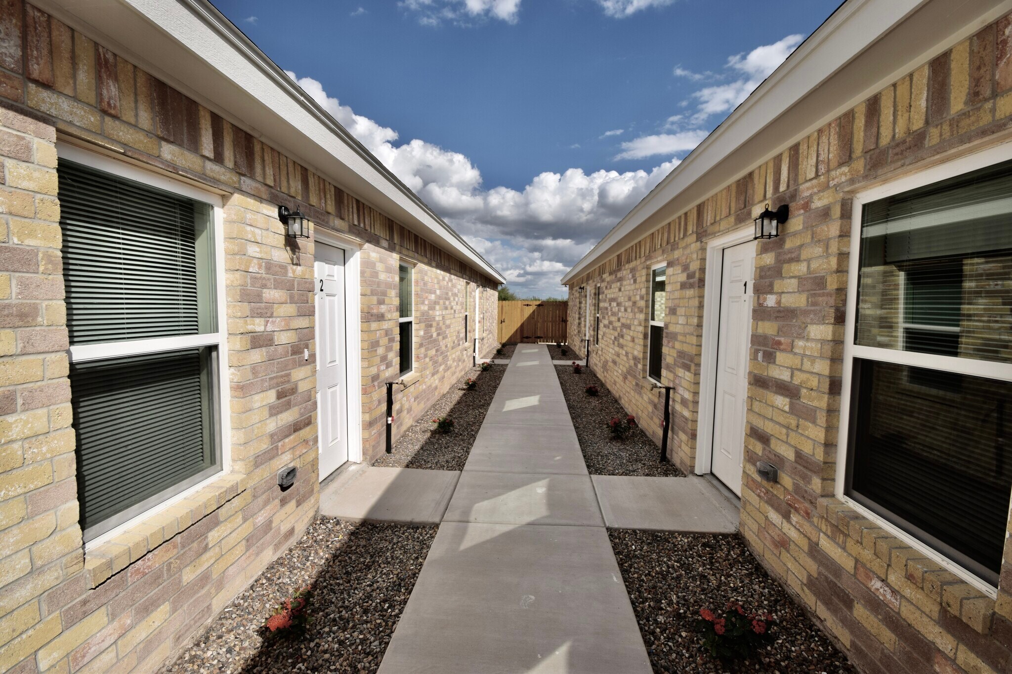 Building Photo - 5000 N Hiawatha Dr