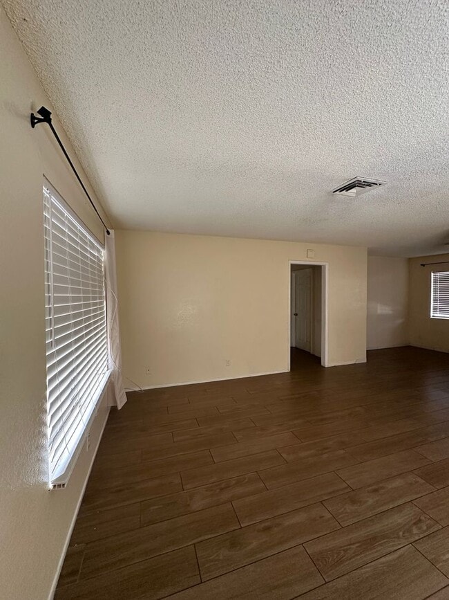 Building Photo - Must see Home!