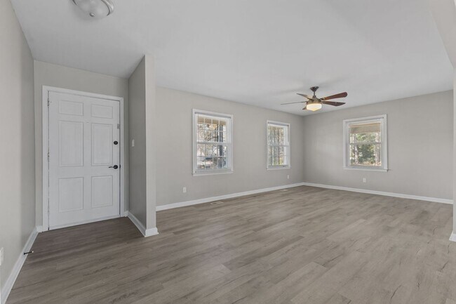 Building Photo - Welcome to the 3 Bed 2 Bath in Fayetteville