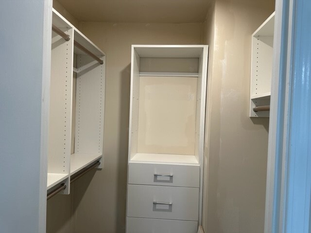 Primary walk-in closet - H5 Stonehedge Dr