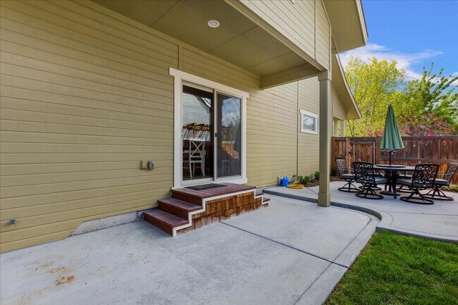 Building Photo - 3-Bedroom Craftsman-Style Home