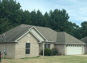 Building Photo - Charming 3-Bedroom Home in a Quiet Neighbo...