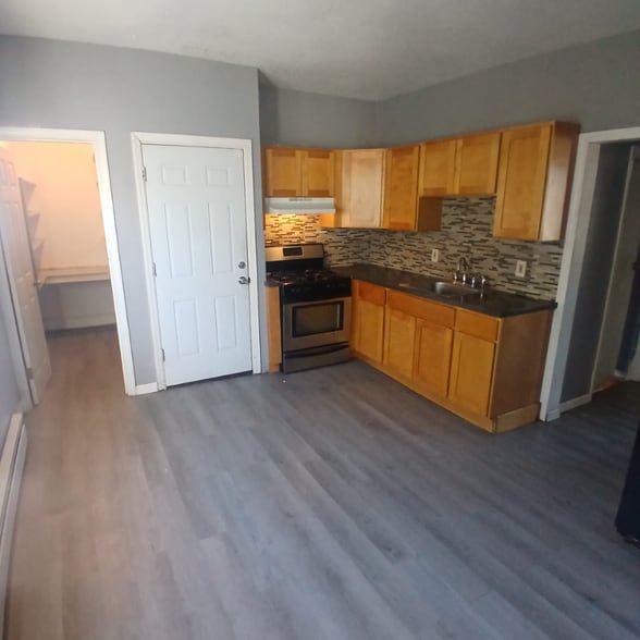 Building Photo - 490 Edgewood St