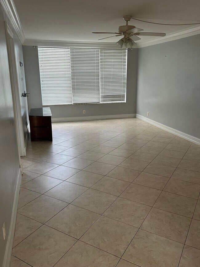 Building Photo - 9949 Sandalfoot Blvd