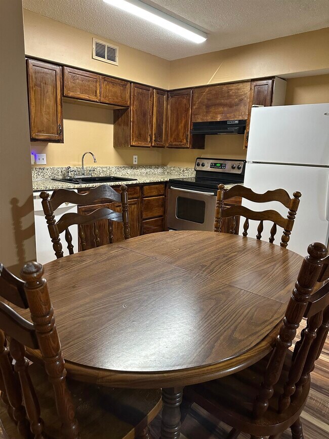 Building Photo - 405 Cambridge Cir