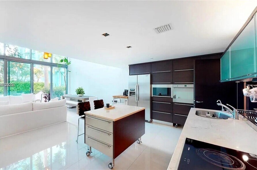 Building Photo - 6000 Collins Ave