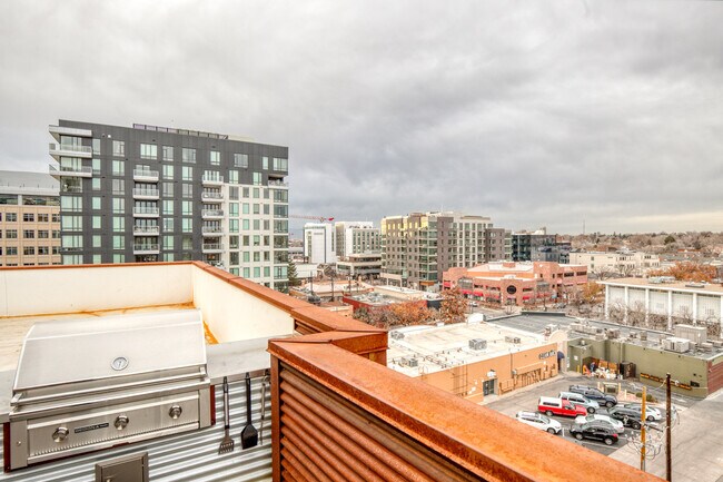 Building Photo - 135 Adams St