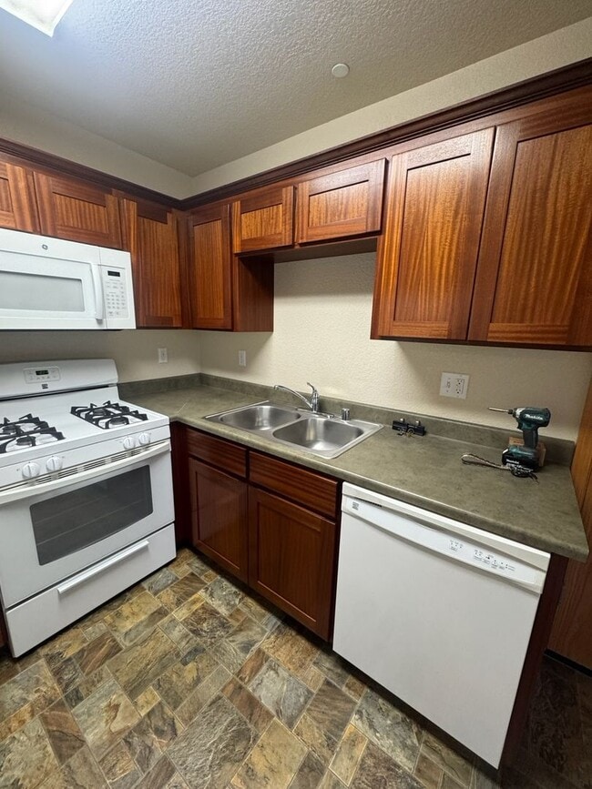 Building Photo - 1879 Maplewood Dr