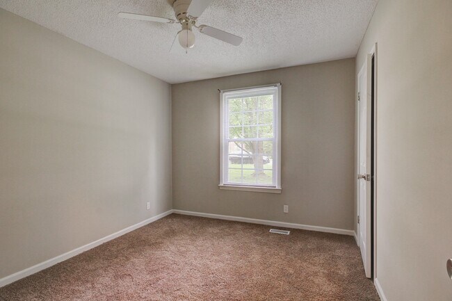 Building Photo - Charming Home With Spacious Living Room and Eat In Kitchen
