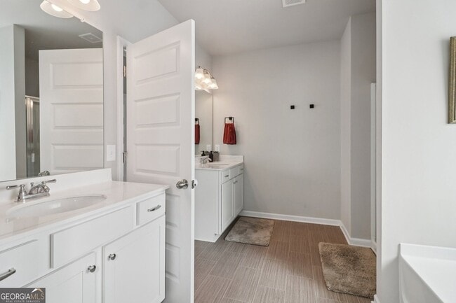 Building Photo - 3890 Clarington Dr