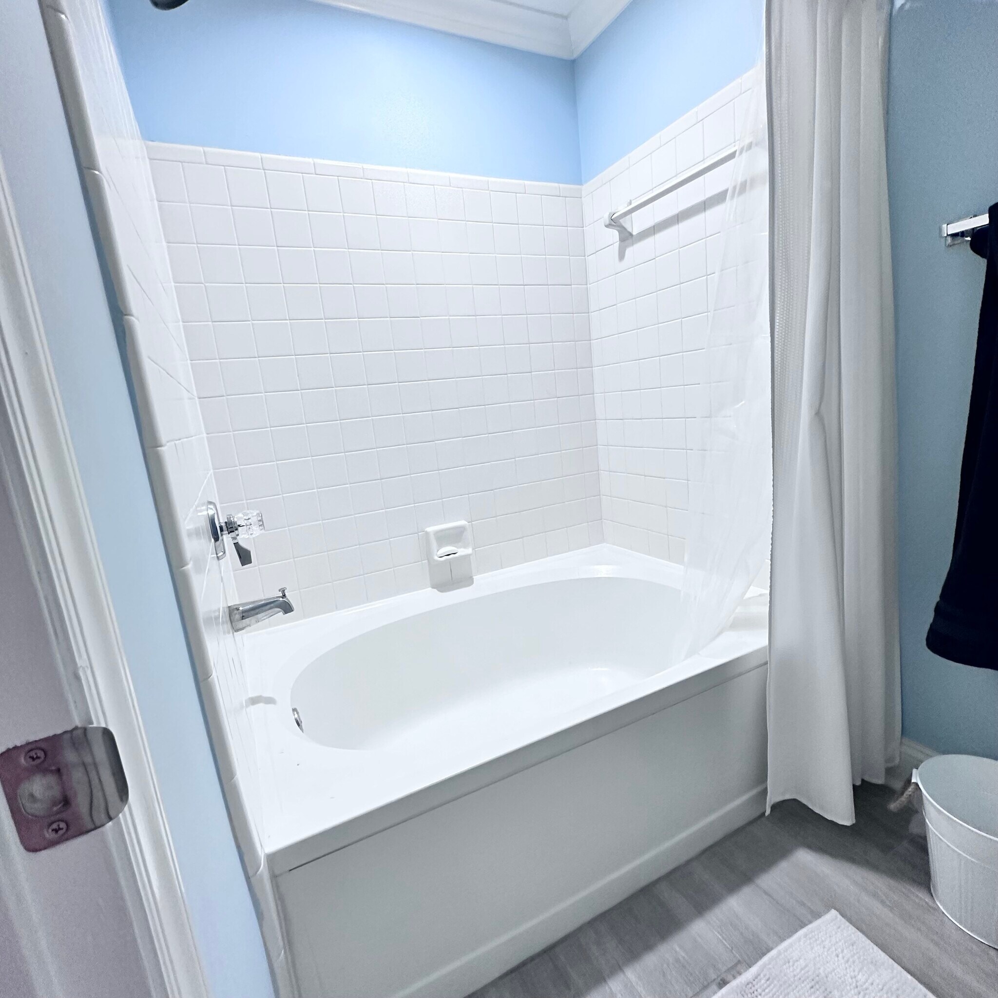 Over sized tub - 18713 Vineyard Point Ln