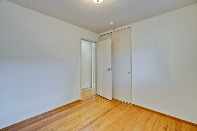 Building Photo - 1109 White Cliff Dr
