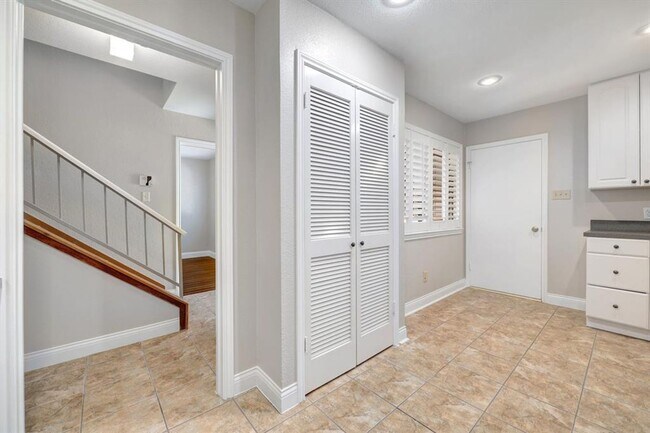 Building Photo - 7211 Lakewood Dr