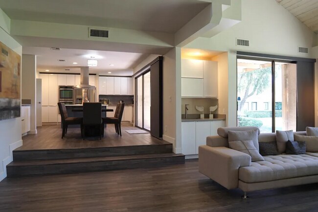 Building Photo - Newly Remodeled, Furnished 3 bed / 2.5 bat...