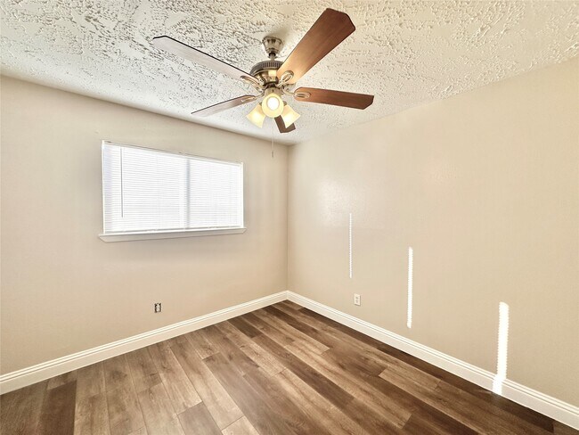 Building Photo - 14227 Cornelia Dr