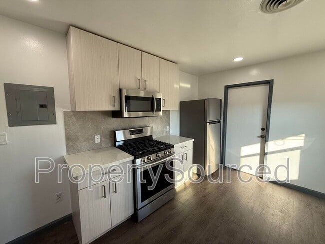 Building Photo - 632 Fir St